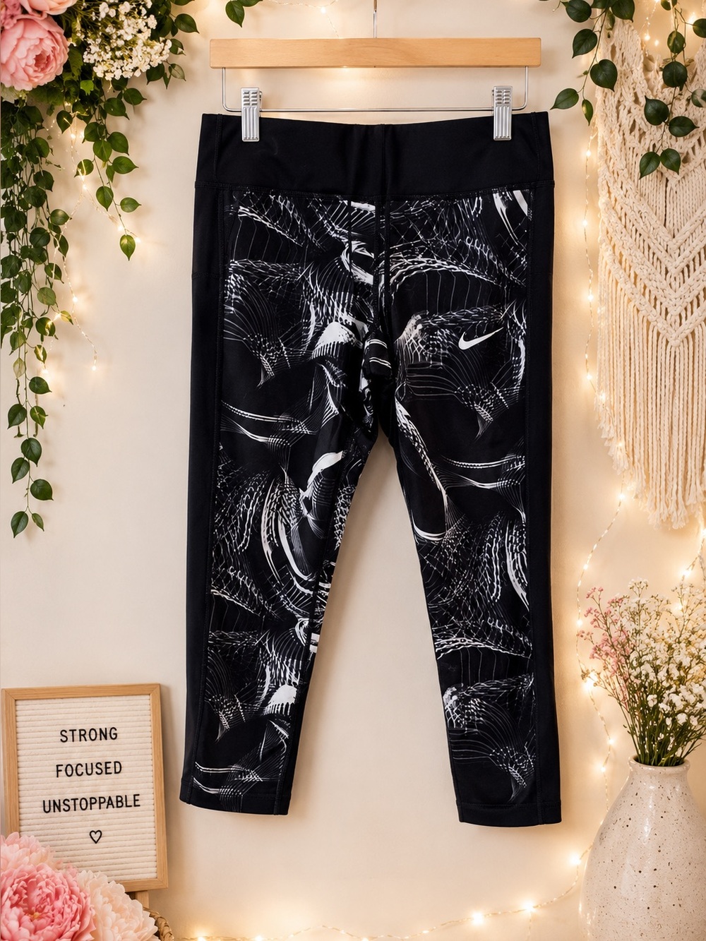 Nike Dri-FIT Cropped Leggings – Size Medium